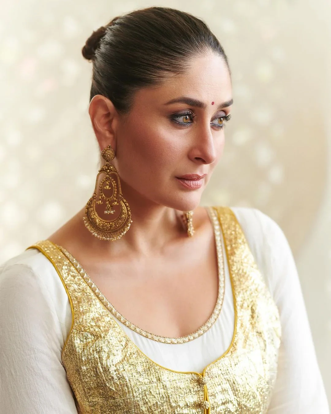 Regal Festive Glam Inspired by Kareena Kapoor Khan_Nikhil Sharma Hair Dressing_Defence Colony South Delhi_Arjun Marg Gurugram