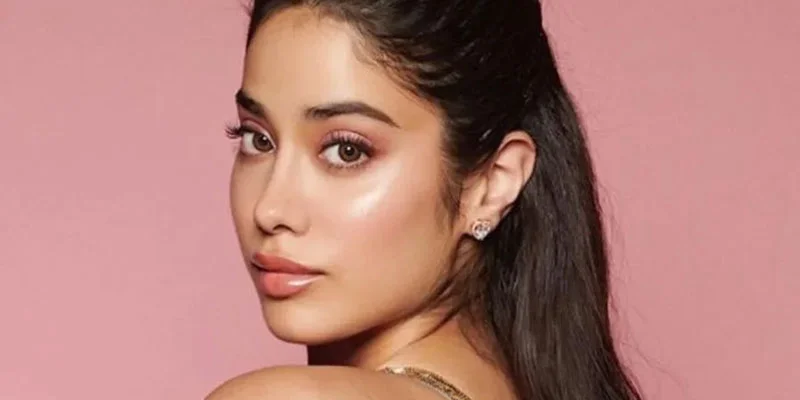 Janhvi Kapoor – Coral Dewy Festive Look